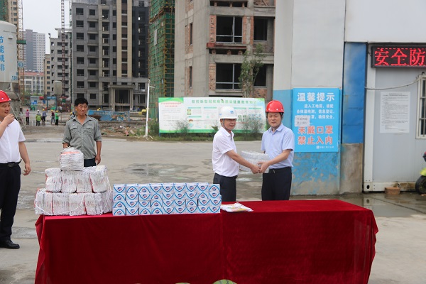 楊曉彬到徽鹽地產(chǎn)定遠(yuǎn)、泗縣項(xiàng)目公司開(kāi)展高溫慰問(wèn)