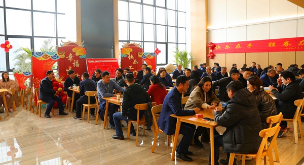 地產集團工會舉辦元宵節(jié)摜蛋比賽